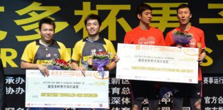 Malaysian pair Hoon Thien How (left) and Tan Wee Kiong holding the runner-up's mock cheque beside champions Lee Yong-dae-Yoo Yeon-seong after losing the China Open doubles final on Sunday.