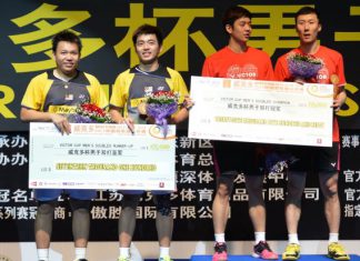 Malaysian pair Hoon Thien How (left) and Tan Wee Kiong holding the runner-up's mock cheque beside champions Lee Yong-dae-Yoo Yeon-seong after losing the China Open doubles final on Sunday.