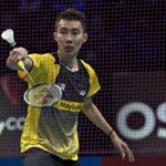 Lee Chong Wei defeated compatriot Chong Wei Feng 12-21, 18-21 in the second round of the Hong Kong Open. Chong Wei will face French Open champion Jan O Jorgensen of Denmark in Friday&rsquo;s quarter-finals.