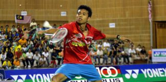 Iskandar Zulkarnian Zainuddin advanced to the second round of the Macau Open after easily beating Trinidad & Tobago's Nicholas Bonkowsky in straight sets on Tuesday.