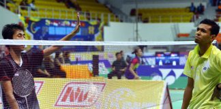 Indonesia's Wisnu Yuli Prasetyo (left) beat Iskandar Zulkarnain Zainuddin of Malaysia 21-10, 21-15 in the men's singles quarter-finals at the SEA Games on Dec 12, 2013.