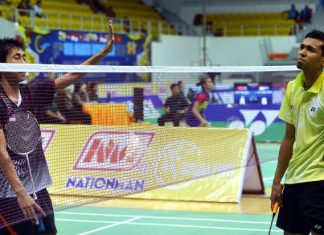 Indonesia's Wisnu Yuli Prasetyo (left) beat Iskandar Zulkarnain Zainuddin of Malaysia 21-10, 21-15 in the men's singles quarter-finals at the SEA Games on Dec 12, 2013.