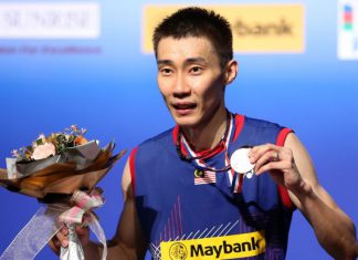 World No.1 Lee Chong Wei with the BWF Super Series Finals winner's medal after he easily beat Tommy Sugiarto of Indonesia 15-10, 15-12 in the final at the KL Badminton Stadium on Sunday for his fourth year-end Finals title