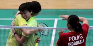 Woon Khe Wei-Vivian Hoo hug after defeating Indonesians Nitya Krishina-Greysia Polii 21-17, 18-21, 21-17 to win the gold medal in the badminton women's doubles event at the SEA Games on Dec 14, 2013.