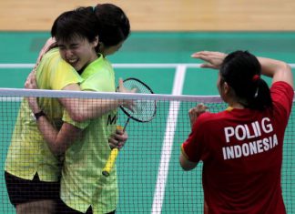 Woon Khe Wei-Vivian Hoo hug after defeating Indonesians Nitya Krishina-Greysia Polii 21-17, 18-21, 21-17 to win the gold medal in the badminton women's doubles event at the SEA Games on Dec 14, 2013.