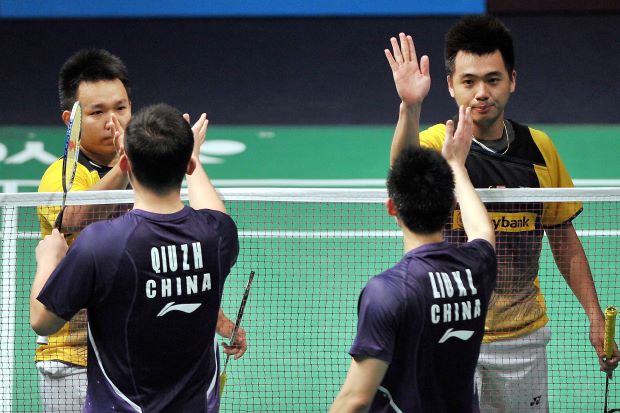 Hoon Thien How and Tan Wee Kiong who beat All-England champions Liu Xiaolong-Qiu Zihan on Thursday (pic) could not repeat the feat as they crashed out of the Super Series Finals after losing to South Korea’s Kim Ki-jung-Kim Sa-rang on Friday. Hoon Thien How and Tan Wee Kiong who beat All-England champions Liu Xiaolong-Qiu Zihan on Thursday (pic) could not repeat the feat as they crashed out of the Super Series Finals after losing to South Korea’s Kim Ki-jung-Kim Sa-rang on Friday.