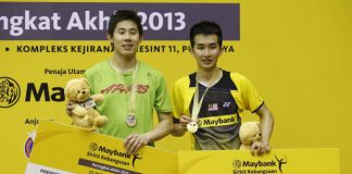 Newly crowned National Grand Prix Finals men's singles champion, Chong Wei Feng (right), showing off the mock cheque for RM7,000. He beat Tan Chun Seang in the final in Putrajaya on Monday.