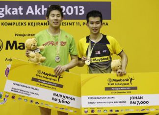 Newly crowned National Grand Prix Finals men's singles champion, Chong Wei Feng (right), showing off the mock cheque for RM7,000. He beat Tan Chun Seang in the final in Putrajaya on Monday.