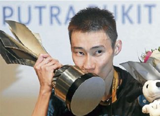 Lee Chong Wei kisses his trophy after winning the Maybank Malaysia Open yesterday.