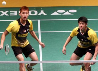 Goh V Shem (left) and Lim Khim Wah in action against Mathias Boe-Carsten Mogensen of Denmark during their first round match in the Maybank Malaysian Open. V Shem-Khim Wah won 24-22, 17-21, 21-18.