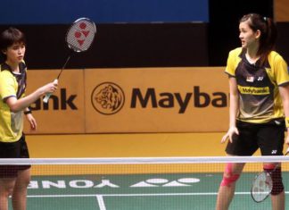 Vivian Hoo (left) and Woon Khe Wei during their match against China's Ma Jin-Tang Yuanting in the first round of the Maybank Malaysian Open on Jan 15, 2014.