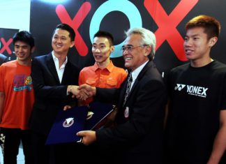 A group shot of sponsorship ceremony between BAM, represented by its president Tengku Tan Sri Mahaleel Tengku Ariff (second right) and XOX, repersented by its managing director, Datuk Eddie Chai (second left), and attended by recently crowned Malaysian Open singles and doubles champions, Lee Chong Wei (centre) and Lim Khim Wah (left)-Goh V Shem in Bukit Kiara on Monday.