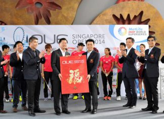 Giant red packet presentation from OUE Limited Executive Chairman, Dr. Stephen Riady to President of SBA, Mr Lee