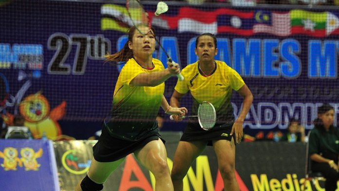 Singapore's Yao Lei (L) and Shinta Mulia Sari during the badminton women's doubles quarter final round at the 27th SEA Games in Myanmar on 12 Dec 2013.