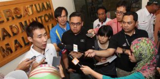 Lee Chong Wei speaking to the media after receiving a cheque worth RM80,000 from the Badminton Association of Malaysia at the Juara Stadium in Bukit Jalil on Thursday. — ART CHEN / The Star