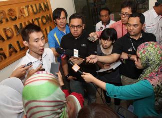 Lee Chong Wei speaking to the media after receiving a cheque worth RM80,000 from the Badminton Association of Malaysia at the Juara Stadium in Bukit Jalil on Thursday. — ART CHEN / The Star