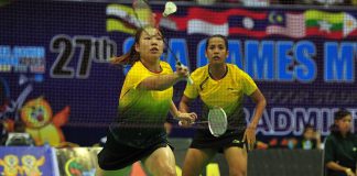 Singapore's Yao Lei (L) and Shinta Mulia Sari during the badminton women's doubles quarter final round at the 27th SEA Games in Myanmar on 12 Dec 2013.