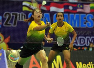 Singapore's Yao Lei (L) and Shinta Mulia Sari during the badminton women's doubles quarter final round at the 27th SEA Games in Myanmar on 12 Dec 2013.