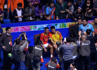 Lin Dan happily posed for pictures with Tian Houwei after the match
