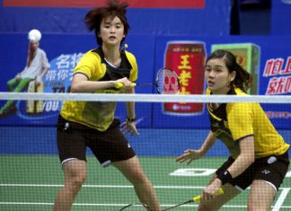 Woon Khe Wei (right) and Vivian Hoo crashed out of Asian Badminton Championships