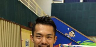 Lin Dan shows off his 2014 Asian Badminton Championship gold medal