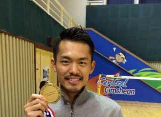 Lin Dan shows off his 2014 Asian Badminton Championship gold medal