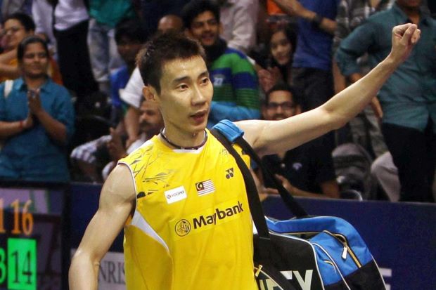 Lee Chong Wei greets the fans after his win over P. Kashyap