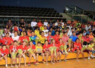 Indonesia's Thomas Cup and Uber Cup took pictures alongside the Indian team