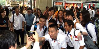 Lee Chong Wei and his teammates are posing for pictures before their departure for New Delhi
