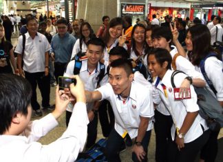 Lee Chong Wei and his teammates are posing for pictures before their departure for New Delhi