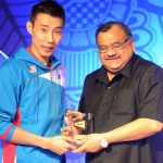 Lee Chong Wei wins 2013 BWF Male Player of the Year Lee Chong Wei received the 2013 Male Player of the Year award from the President of Badminton Association of India, Dr. Akhilesh Das Gupta at the annual BWF Gala Awards Dinner held in the sidelines of Thomas and Uber Cup tournament being held in Delhi.