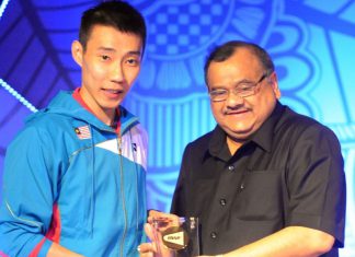 Lee Chong Wei received the 2013 Male Player of the Year award from the President of Badminton Association of India, Dr. Akhilesh Das Gupta at the annual BWF Gala Awards Dinner held in the sidelines of Thomas and Uber Cup tournament being held in Delhi.