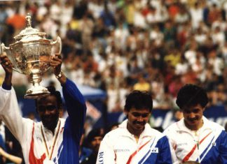 Datuk Punch Gunalan holding the Thomas Cup aloft. Next to him are Razif Sidek and Foo Kok Keong. Year 1992 was the last time Malaysia won the Thomas Cup.