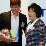 Lee Yong-dae and his mother