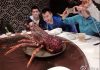 Olympic gold medalist Fu Haifeng (left) looked absolutely stunned by the size of the giant lobster in Australia!