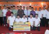 Youth and Sports Minister Khairy Jamaluddin (center with purple shirt), posing with the Thomas Cup shuttlers