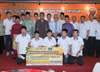 Youth and Sports Minister Khairy Jamaluddin (center with purple shirt), posing with the Thomas Cup shuttlers