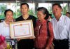 Nguyen Tien Minh receives recognition by local government for winning the 2013 US Open Championships