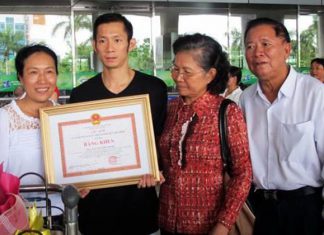 Nguyen Tien Minh receives recognition by local government for winning the 2013 US Open Championships