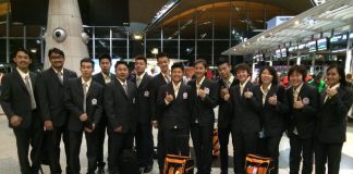 Team Malaysia lines up for group shot in KLIA before departing for Glasgow. From left- Rashid Sidek, Rosman Razak, Chong Wei Feng, Goh V Shem, Jeremy Gan, Tan Wee Kiog, Daren Liew, Lim Yinloo, Woon Khe Wei, Chan Peng Soon, Vivian Hoo, Ehui Chin, Tee Jing Yi, Lai Pei Jing.