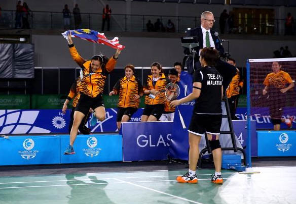 Lai Pei Jing runs towards Tee Jing Yi after Tee clinches the winning point