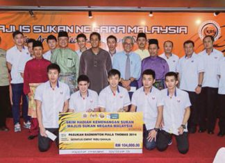 Pang Cheh Chang, Wong Tat Meng, Tey Seu Bock, Hendrawan and Rashid Sidek (begin with right side of last row) were handed total of RM16,000 monetary rewards by the National Sports Council (NSC) on July 1.
