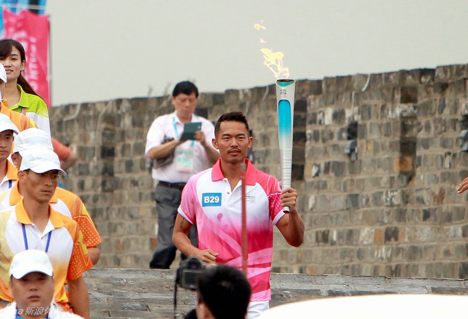 Lin Dan running along the the Ming-dynasty Great Wall