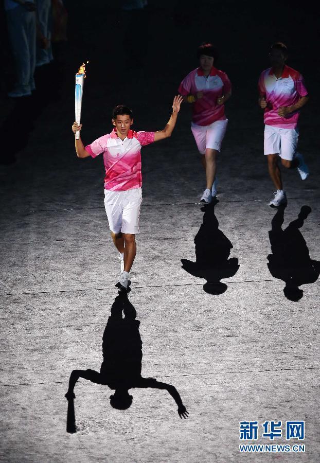 Lin Dan was running at the top right corner of the picture after the torch was passed to Zhang Jike