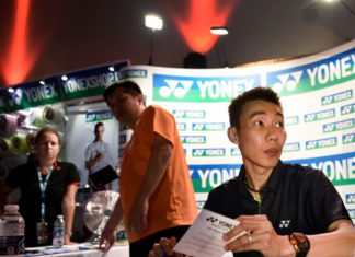 Lee Chong Wei signs autograph at Copenhagen
