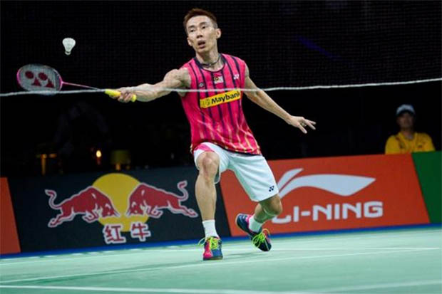Lee Chong Wei returns a shot from Wang Zhengming