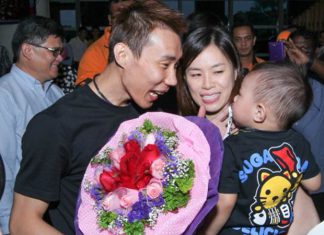 Lee Chong Wei is happy to see his wife and son at the airport