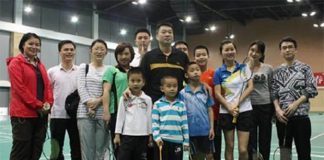 He Guoquan - the man with black shirt in the middle