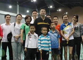 He Guoquan - the man with black shirt in the middle