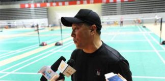 Li Yongbo talking to the media